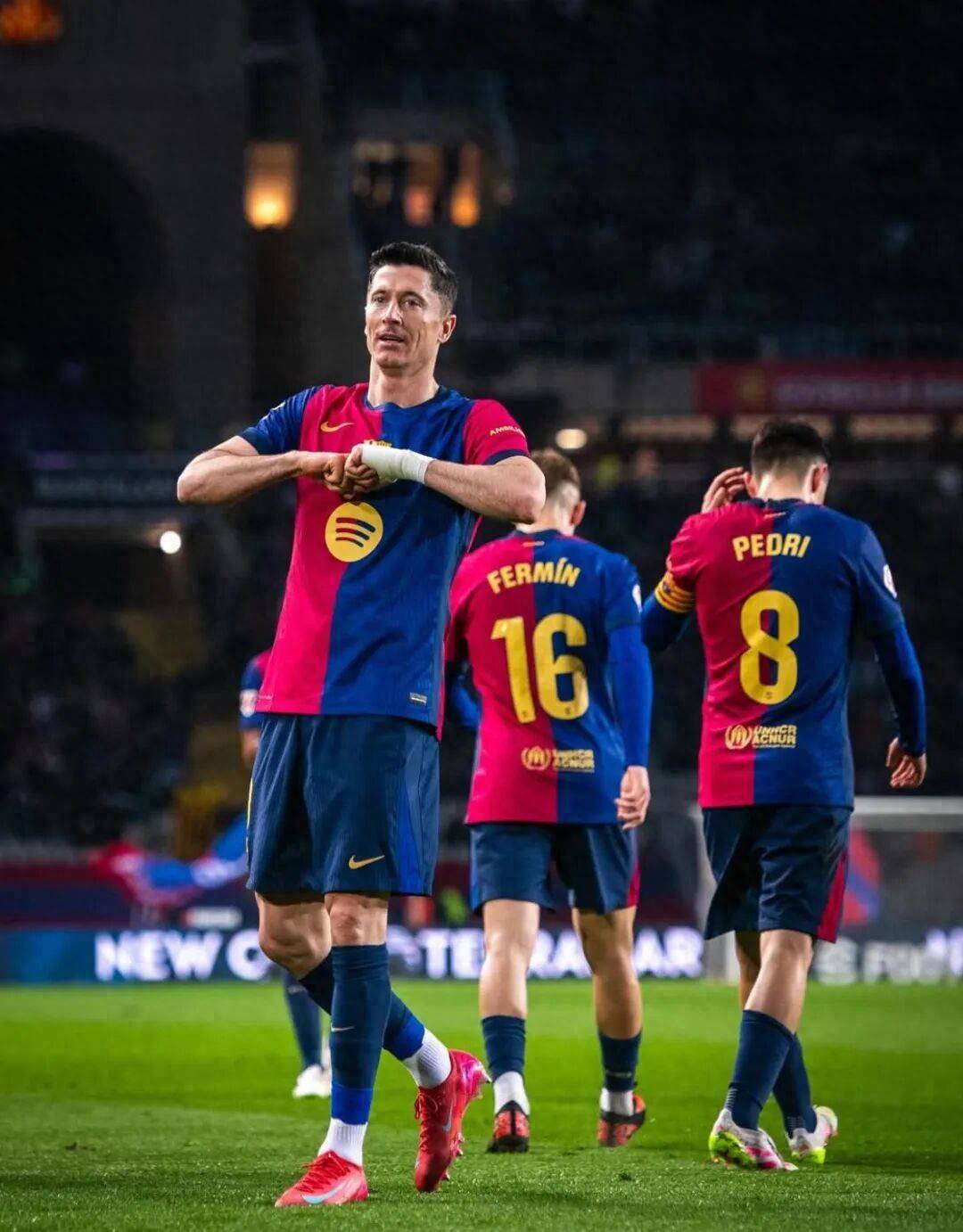 巴萨找到新莱万!17岁小将上演西甲首秀:1米76客串中锋